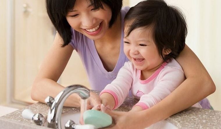 day-con-noi-tieng-anh-wash-your-hand