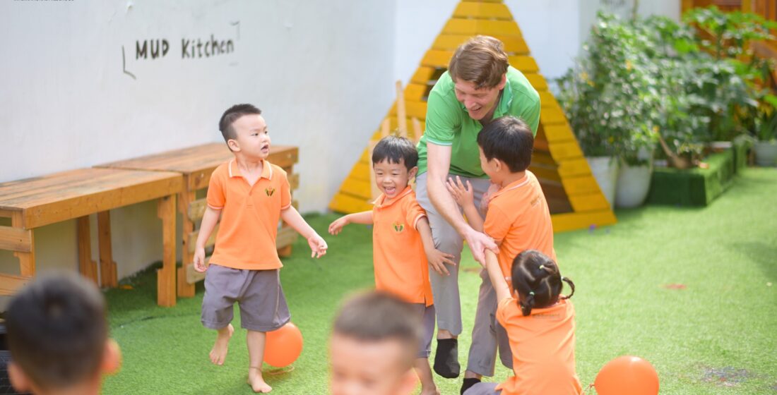 wisdomland-international-preschool-teacher-student