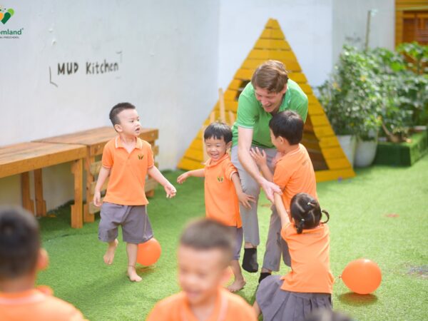 wisdomland-international-preschool-teacher-student